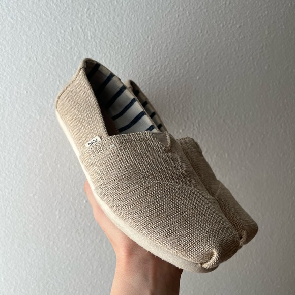 TOMS Women Beige Slip-On Flats - Picture 4 of 7